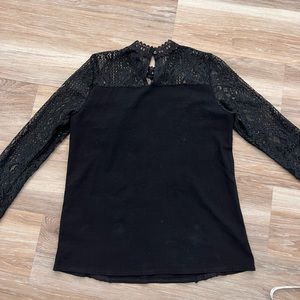 🌸Black Lace sleeve top